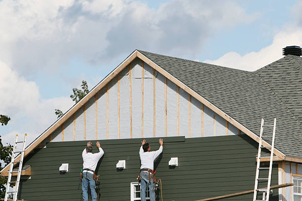 Professional Siding Installation technician working in Homeland, GA